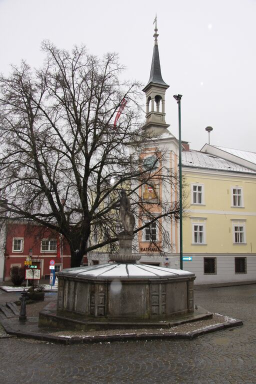 Datei:Rathaus Ybbs mit Hauptplatz.jpeg