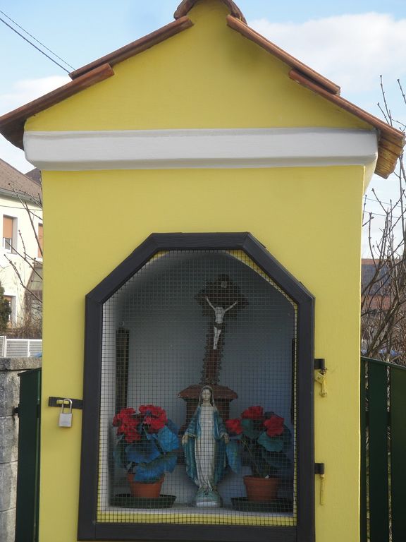 Datei:Dorfstraße, Weggkapelle.jpg