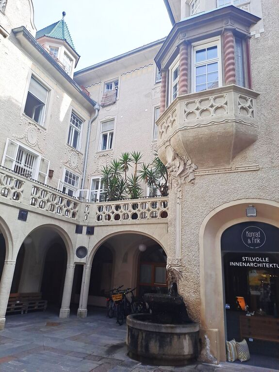 Datei:Herrengasse 13, Brunnen.jpg