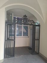 Klassizistische Eisenpforte im 1. OG - 2023
