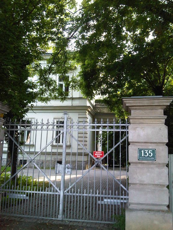 Datei:Körösistraße 135, Steinervilla, Tor.jpg