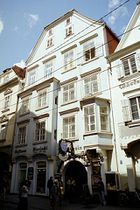 Fassade mit Erker und Überhang (AGIS) - 2002