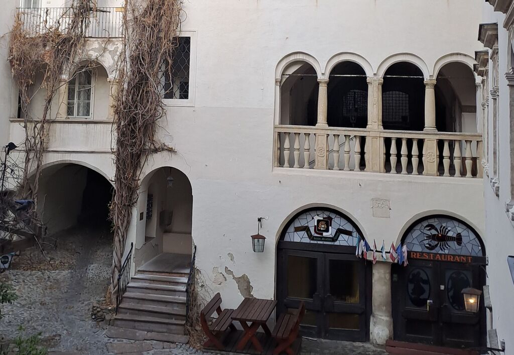 Datei:Sackstraße 12, Säulen im Osttrakt.jpg