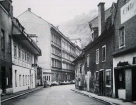 Rechts: Lendplatz 45 und Nachbarhäuser