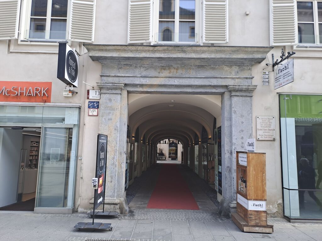 Datei:Herrengasse 13, Portal 1793 (2).jpg