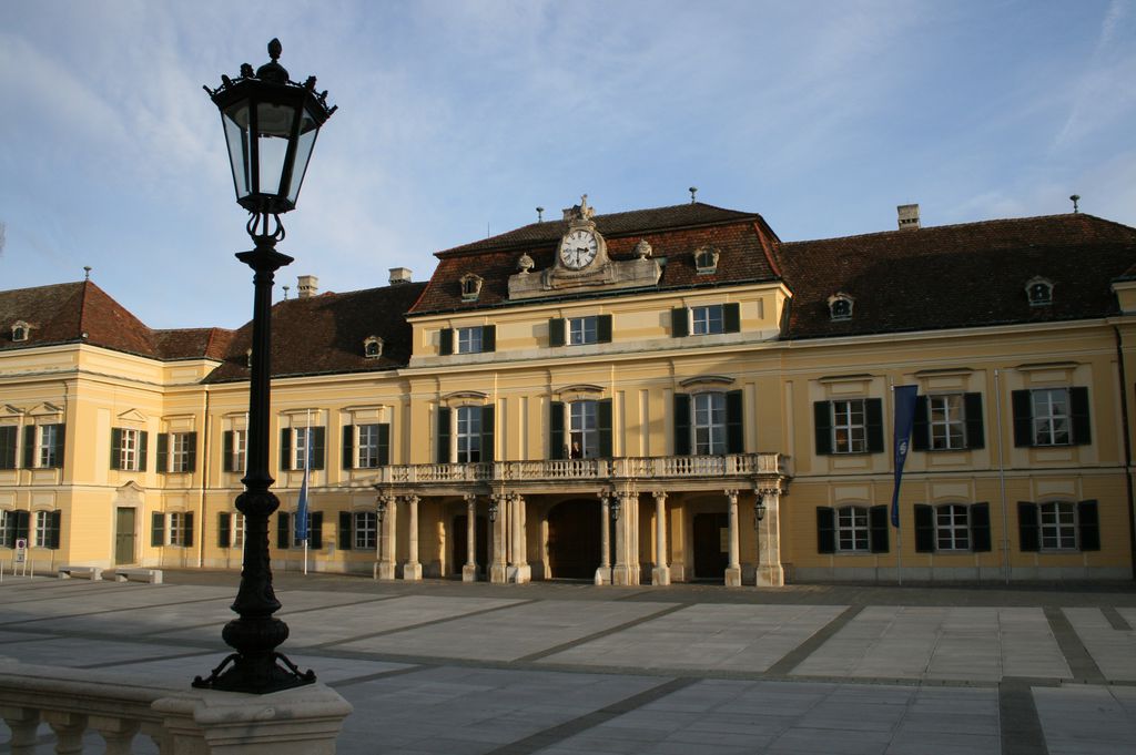Datei:Schloss laxenburg blauer hof.jpg