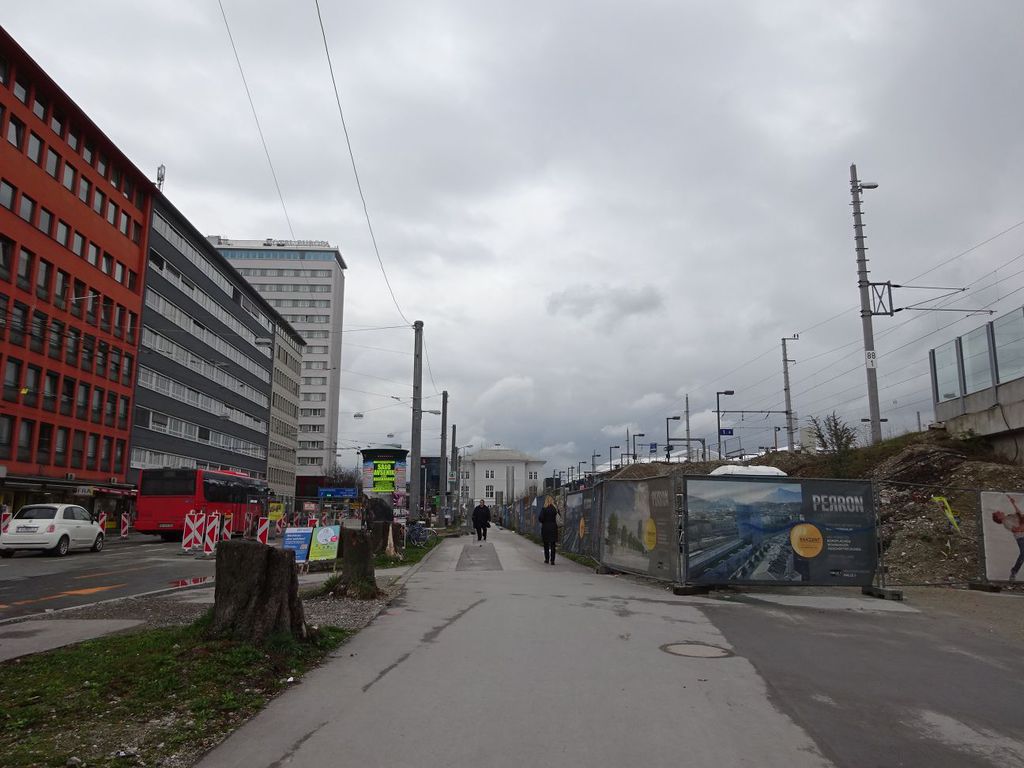 Datei:Perron 1 Salzburg.jpg