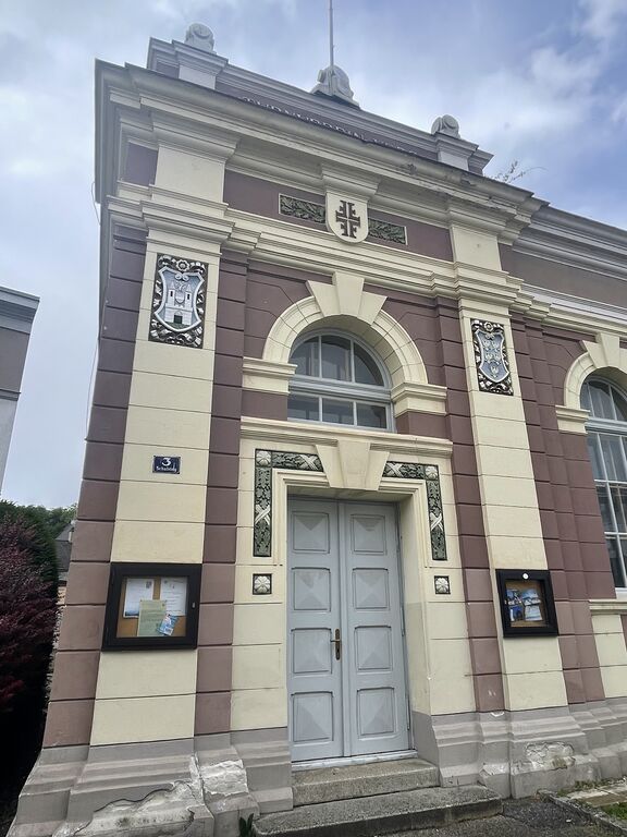 Datei:Turnhalle Detail Außen.jpg